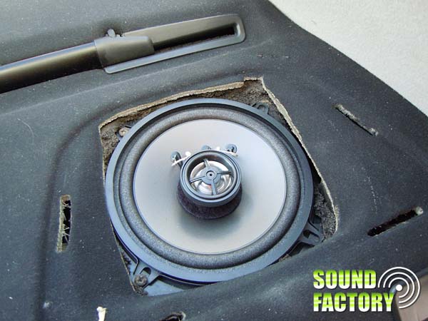 Установка: Тыловая акустика в BMW 5-series