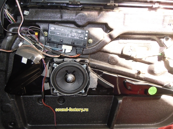 Установка: Фронтальная акустика в BMW 525