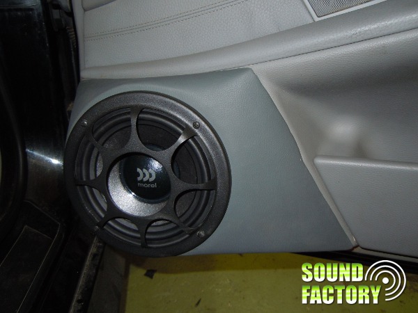 Установка: Фронтальная акустика в BMW 525i