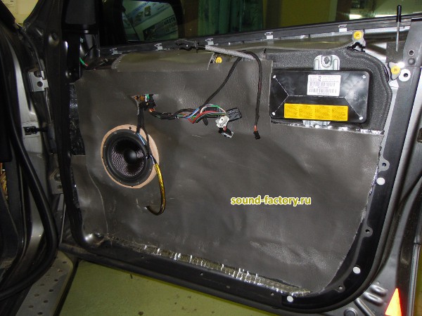 Установка: Фронтальная акустика в BMW X5