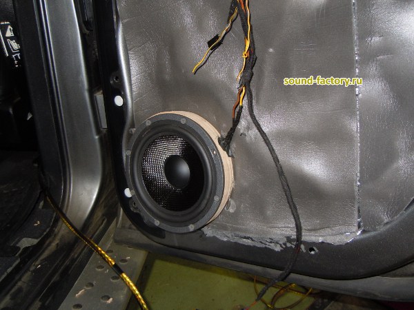 Установка: Тыловая акустика в BMW X5