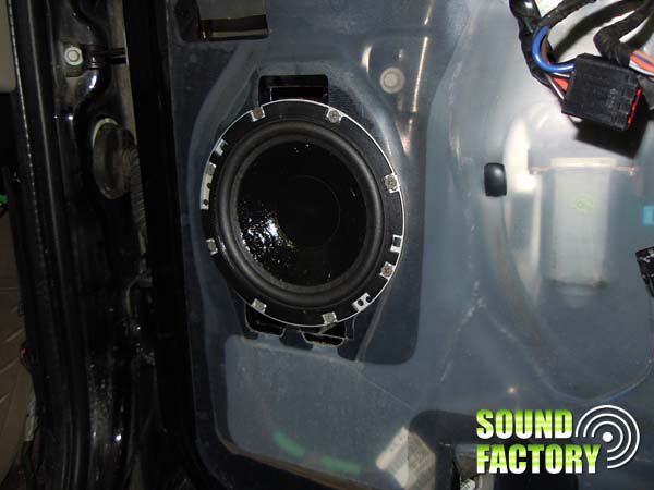 Установка: Фронтальная акустика в Chevrolet Avalanche