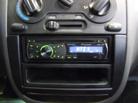   Pioneer DEH-2220UB  Chevrolet Lanos