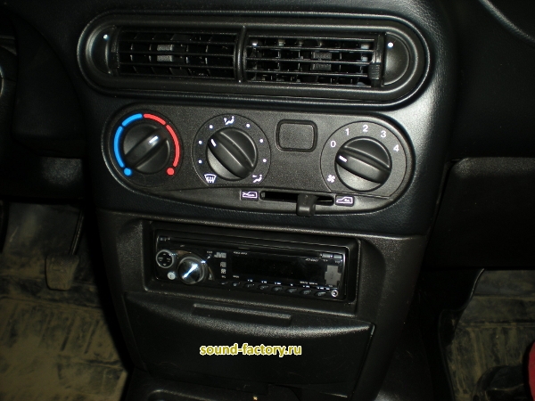 Установка: Автомагнитола в Chevrolet Niva
