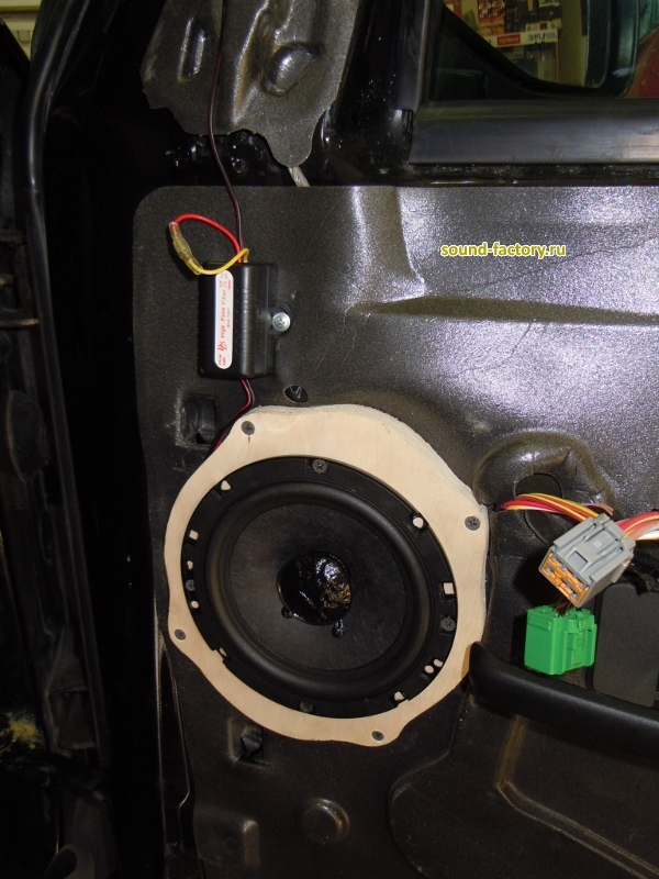 Установка: Фронтальная акустика в Ford Explorer