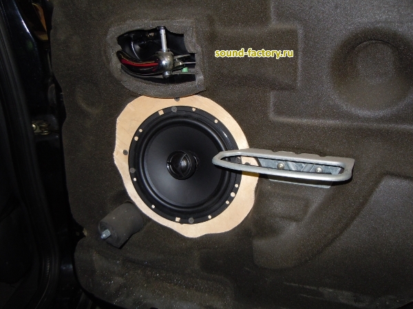 Установка: Тыловая акустика в Ford Mondeo