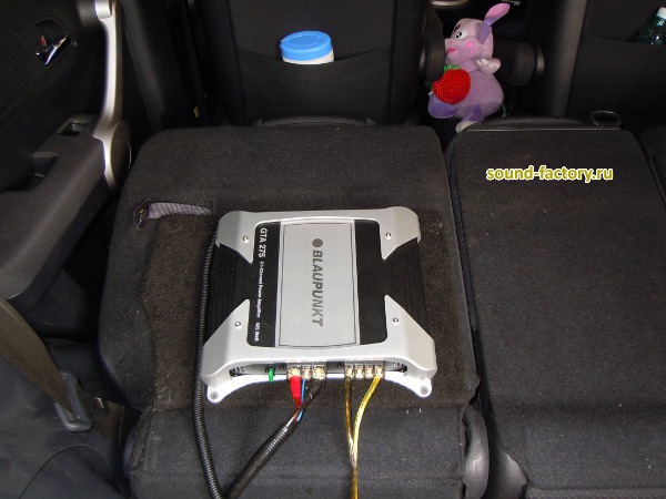 Установка: Усилитель мощности в Honda CR-V