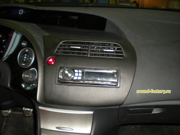 Установка: Автомагнитола в Honda Civic