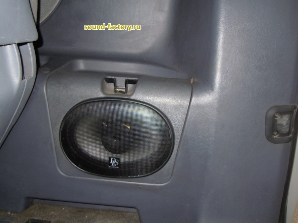 Установка: Тыловая акустика в Mercedes V220