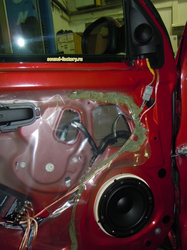 Установка: Фронтальная акустика в Nissan Micra