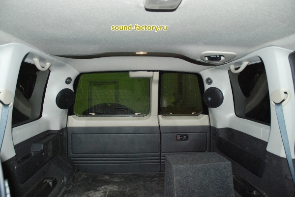 Установка: Тыловая акустика в Nissan Patrol