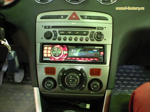 Установка: Автомагнитола в Peugeot 308