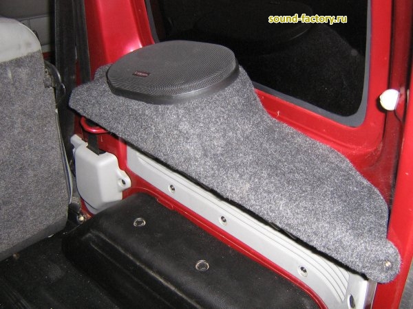 Установка: Тыловая акустика в Renault Kangoo