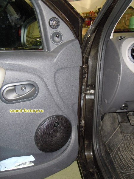Установка: Фронтальная акустика в Renault Logan