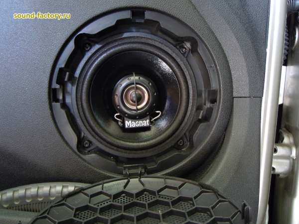Установка: Фронтальная акустика в Renault Logan