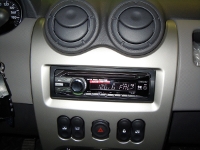 Установка Автомагнитола Sony CDX-GT247EE в Renault Logan