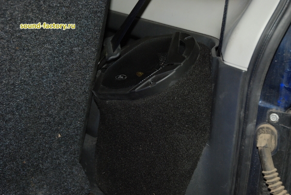 Установка: Тыловая акустика в Suzuki Jimny