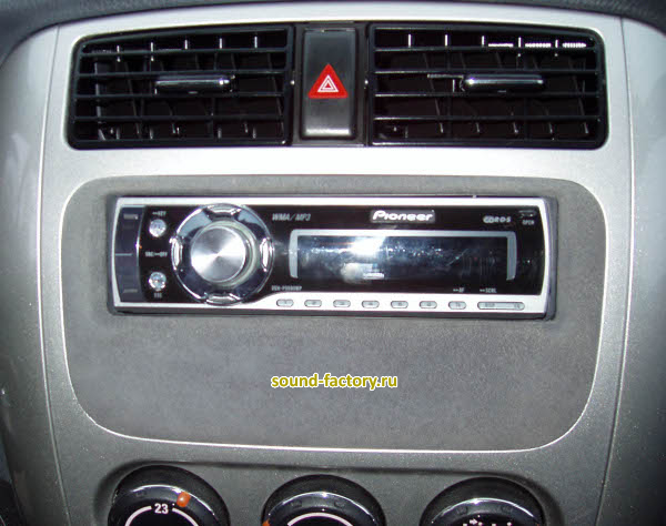Установка: Автомагнитола в Suzuki Liana