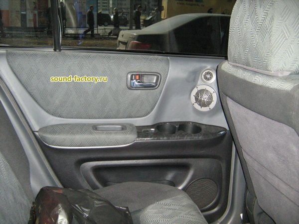 Уставновка: Тыловая акустика в Toyota Highlander Установка: Тыловая акустика в Toyota Highlander