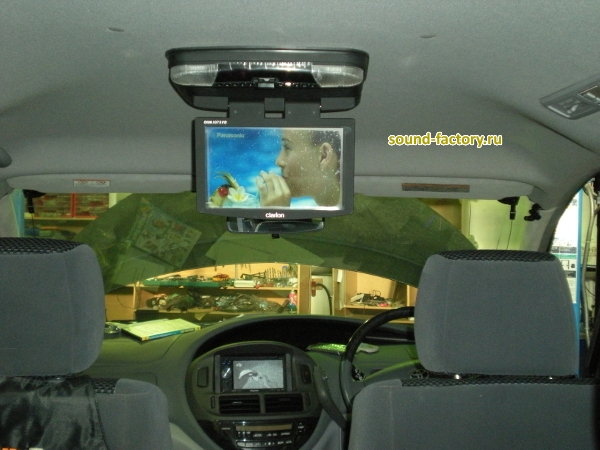 Установка: Потолочный монитор в Toyota Sienna