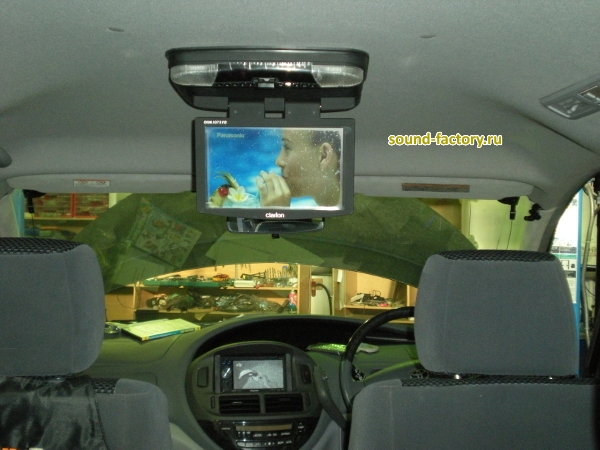Уставновка: Потолочный монитор в Toyota Sienna Установка: Потолочный монитор в Toyota Sienna