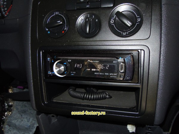 Установка: Автомагнитола в Volkswagen Caddy
