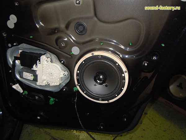 Установка: Тыловая акустика в Volkswagen Jetta