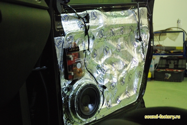 Установка: Тыловая акустика в Volkswagen Tiguan