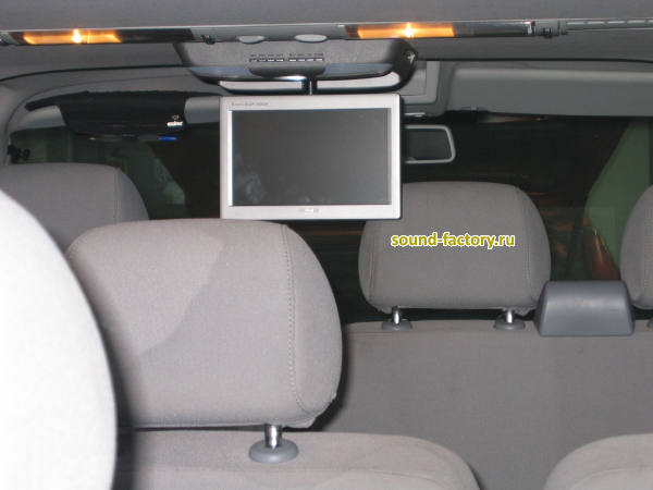 Уставновка: Потолочный монитор в Volkswagen Transporter Установка: Потолочный монитор в Volkswagen Transporter