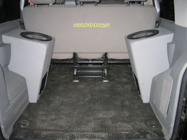 Уставновка: Сабвуфер в Volkswagen Transporter Установка: Сабвуфер в Volkswagen Transporter